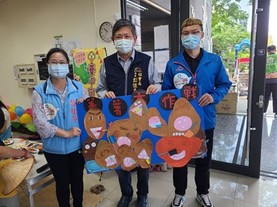 台中市愛心食物銀行昨(24)日結合大里親子館，舉辦「4月發放日愛兒加油讚」宣導活動