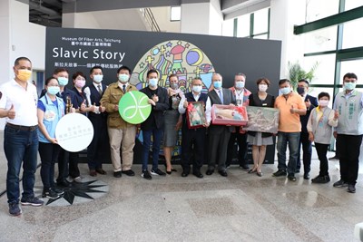 俄羅斯傳統服飾展 台中纖維工藝博物館登場