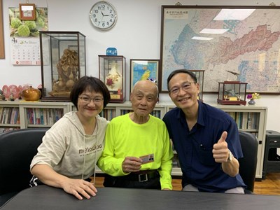 台中最高齡長照人員 96歲連爺爺取得結業認證