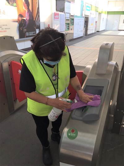 旅客在車站常碰觸的設備均加強消毒