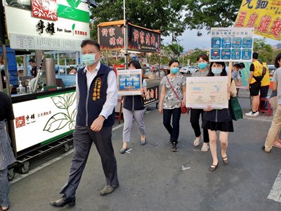 昨晚再由經發局副局長李逸安帶隊至太原觀光夜市，稽查防疫加嚴措施 (2)