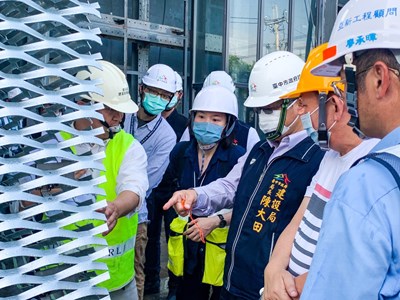 陳局長檢視玻璃帷幕、擴張網轉角細部