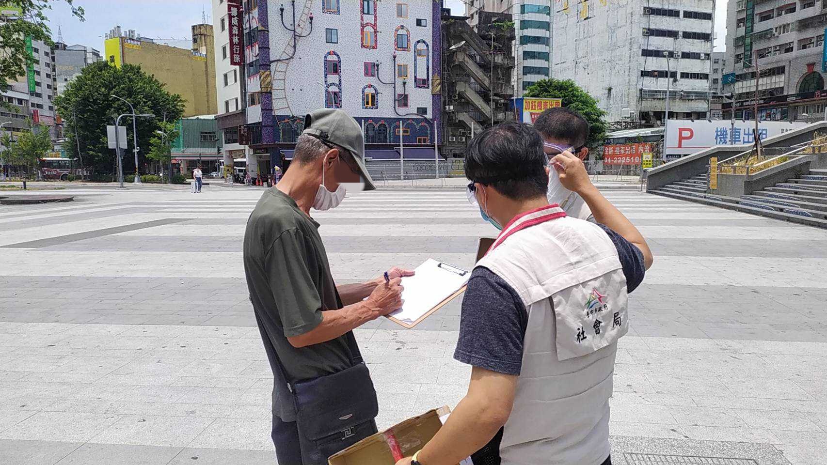 防疫持續關懷街友 中市府主動發送口罩、酒精