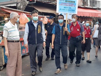 台中市政府經濟發展局副局長李逸安昨日傍晚帶隊至西屯區華美市集稽查民眾口罩佩戴情形 (1)