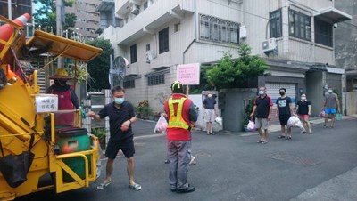 擴大稽查倒垃圾戴口罩情形 中市環保局籲民眾保護隊員、保護自己