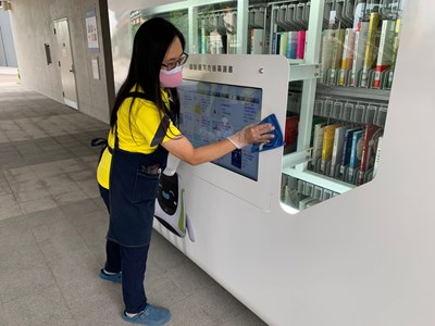 中市圖加強松竹自助借還書站的消毒作業,讓民眾安心使用