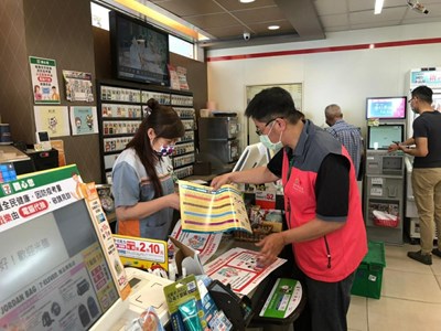 勞工局至商店進行移工防疫宣導