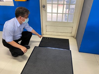 陳局長表示,消毒毯防滑度顯著提升,讓身心障礙者、拉行李旅客及推娃娃車家長都能安全通行並同時完成鞋(輪)底消毒,降低病毒傳播風險。