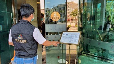 疫情嚴峻 中市府加強旅館住客口罩稽查