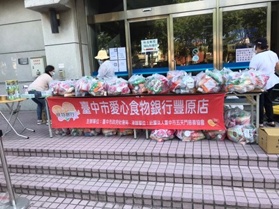 愛心不斷炊!中市食物銀行落實防疫分流發放