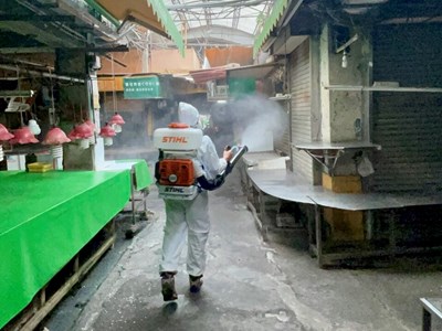 市府針對確診者足跡到過的市場,獲報後均立即通知暫停營業並完成清消1