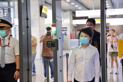 盧市長表示,為降低雙鐵工作人員負擔,市府將派駐工作人員現場引導
