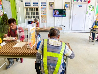 休息區採梅花座，防疫同時保障勞工權益