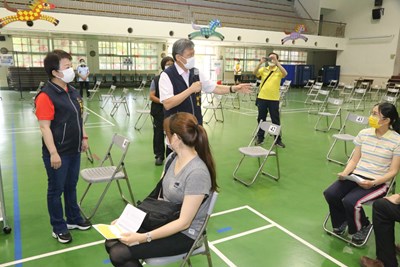 盧市長視察 「宇美町式」注射法 明起85歲長者施打疫苗