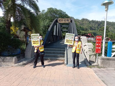 端午連假防疫不鬆懈 石岡區公所景點疏導隊前往情人木橋防疫疏導