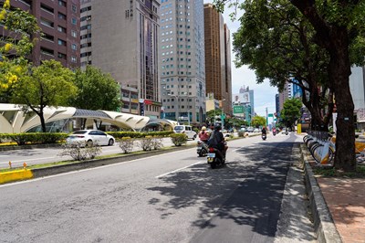 台灣大道第二波燙平(北側民權路至忠明路段)將啟動，圖為道路現況。