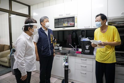 盧市長視察失能長輩「到宅接種疫苗」 家屬肯定揪感心