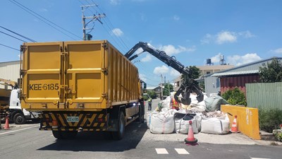 廢棄物堆置道路成路霸 中市環保局強制代清除