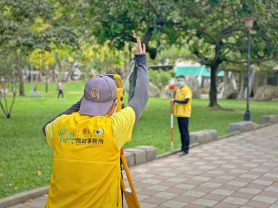 台中疫情風險已由「中高級」降為「中級」，即日起將依原收件次序陸續寄發複丈定期通知書