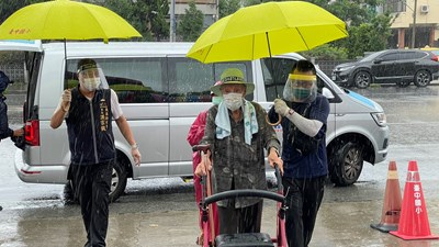 東區快打站工作人員貼心為長者撐傘 減少降雨帶來的不便