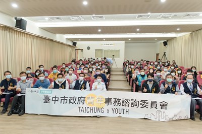 台中市第一屆青諮會委員與盧市長合影