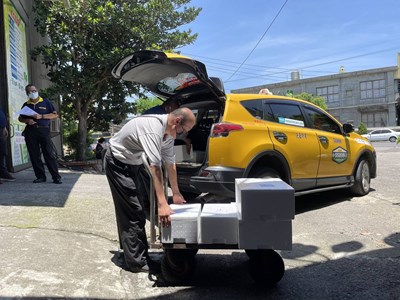 小黃貨送到府! 中市計程車疫情期間協助載貨送餐