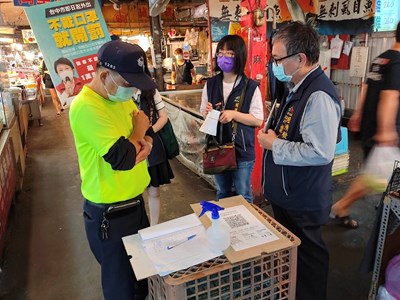 台中傳統市場稽查防疫 市府籲落實市場分流運動 (1)