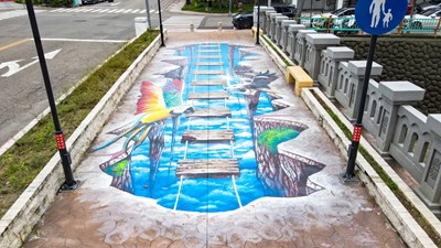 3D彩繪圖是空中吊橋,呈現探險的驚奇感