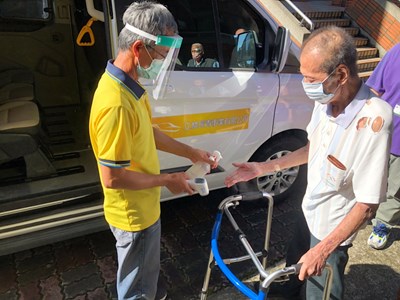 中市再推暖心服務 交通車接送山城獨居長輩打疫苗