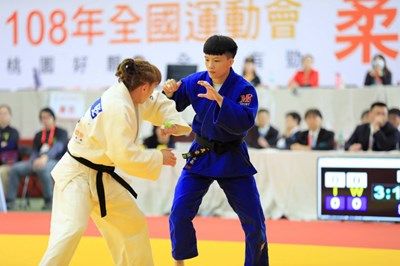 林真豪(圖右1,藍色衣服)代表臺中市出戰108年全國運動會,為臺中增添柔道女子第一量級金牌