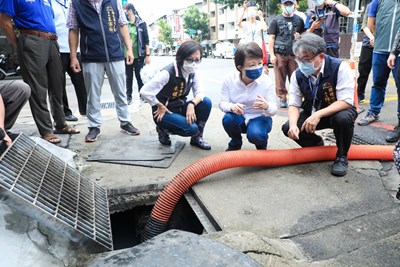 颱風來襲加強防汛 盧市長視察側溝清淤感謝台中幕後英雄