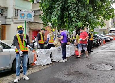 中市環保局安心上工人員 協助垃圾收運防疫舉牌宣導工作