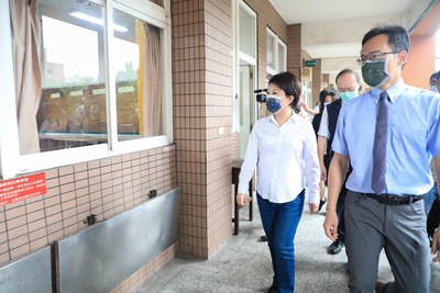 市長盧秀燕今(26)早前往台中一中關心考場防疫工作