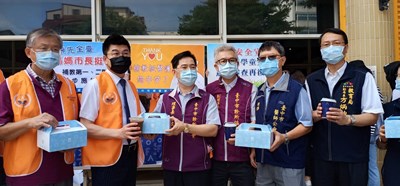 台中市補習教育暨品保協會也準備西點飲料,為快打站醫護人員加油打氣,慰勞他們連日來的辛苦服務