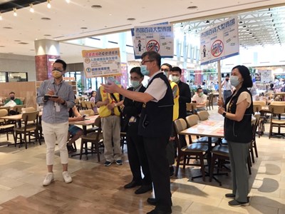 週末百貨賣場美食街人潮較多,呼籲民眾務必落實防疫,切勿鬆懈