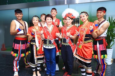 盧市長與阿美族的東奧金牌舉重女神郭婞淳、三度叩關奧運田徑跨欄王子陳傑,共同為108年台中舉辦原民運賽事代言