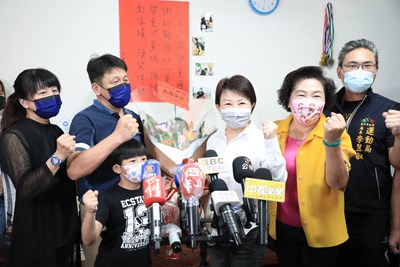 盧市長向台中奧運舉重選手謝昀庭家人致意