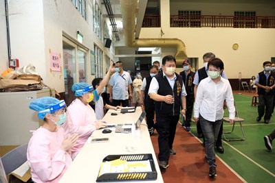 盧市長視察東光國小快打站　感謝工作人員雨天為民服務