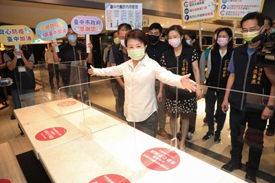 父親節防疫不鬆懈 盧市長視察百貨美食街防疫