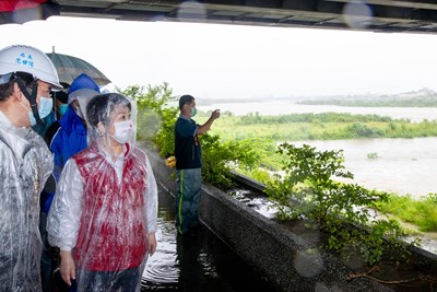 熱帶性低氣壓夾帶西南氣流龐大雨量 盧市長視察加強戒備