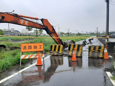 縣市合併前老舊護岸不敵豪大雨塌陷 梧棲大排啟動搶修 (2)