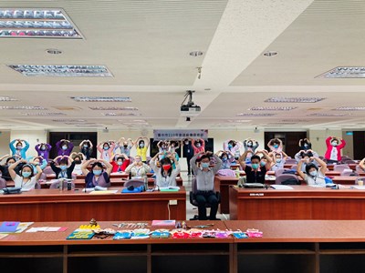 市府客委會江俊龍主委蒞臨師培班會場與學員合照