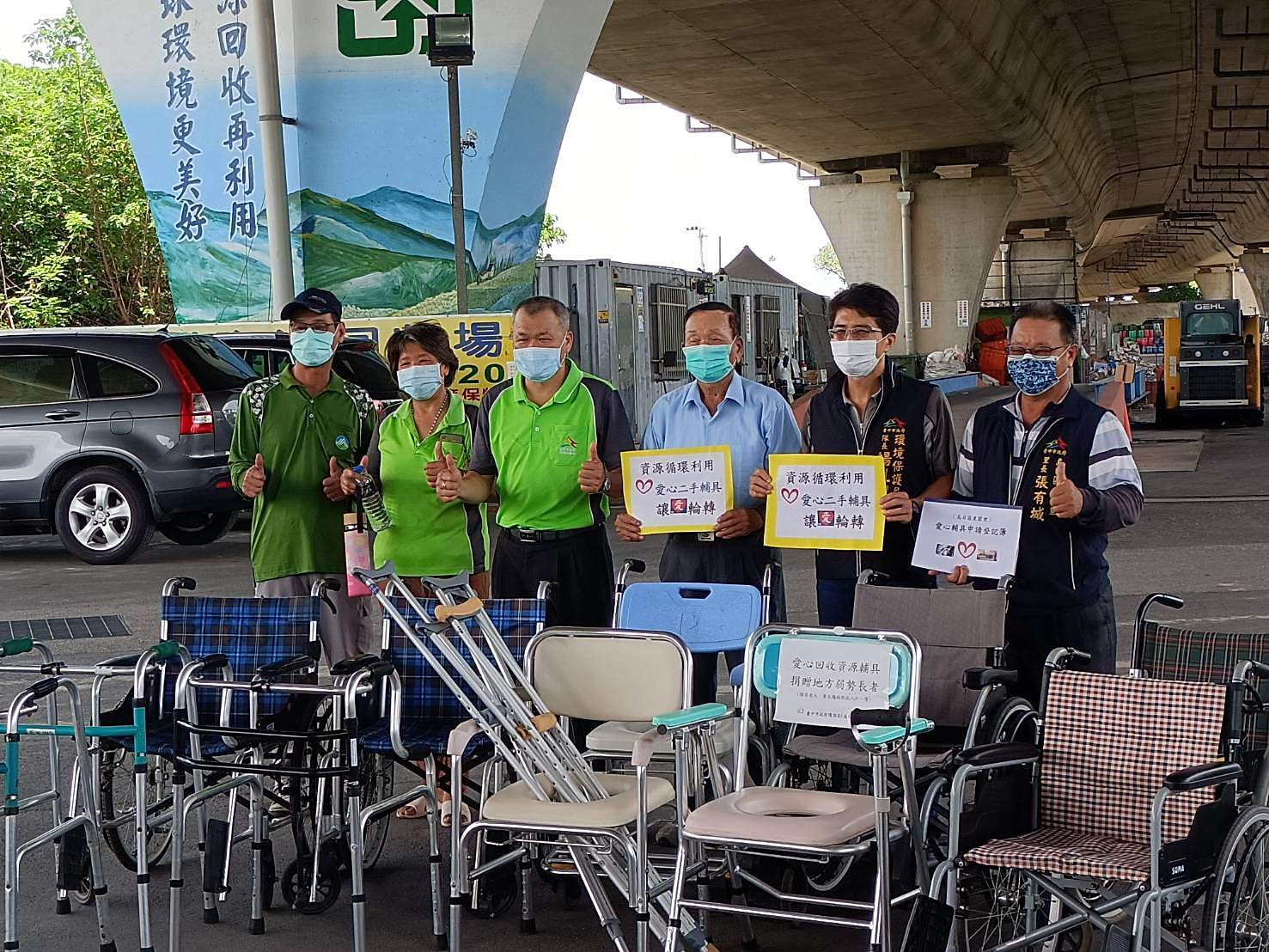 二手輔具擦拭亮晶晶 中市清潔隊回收贈里辦助弱勢