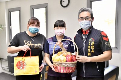 運動局長李昱叡代表盧秀燕市長南下國家訓練中心,為選手與教練加油打氣