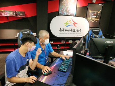 不老電競培訓開課,教練一對一指導選手