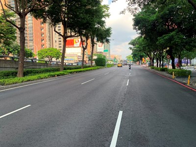 路面平順超好騎 台灣大道南側機慢車道燙平完工
