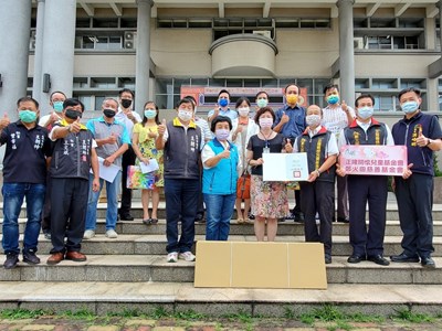 守護學生用餐安全 中市府感謝正隆紙廠捐贈午餐防疫隔板