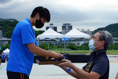 台中市政府運動局李昱叡局長擔任頒獎嘉賓,受獎者為台中東奧選手張筑涵