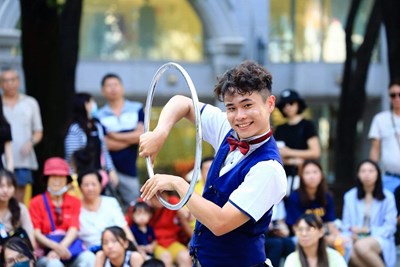 臺中市街頭藝人周子益,擅長魔術、雜耍和喜劇演出(資料照,攝於2020年)