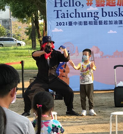 臺中街頭藝人趙飛鳳與小朋友一起跳機械舞
